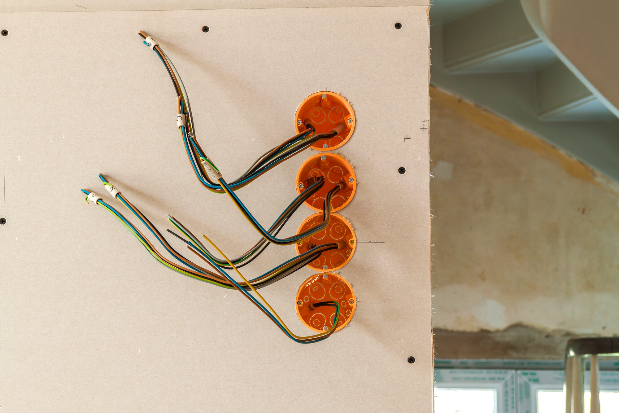 Instalacja elektryczna w domu drewnianym. Projektowanie, wykonanie i  bezpieczeństwo