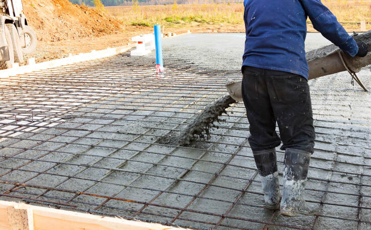 praca podczas wylewanie betonu na płytę fundamentową